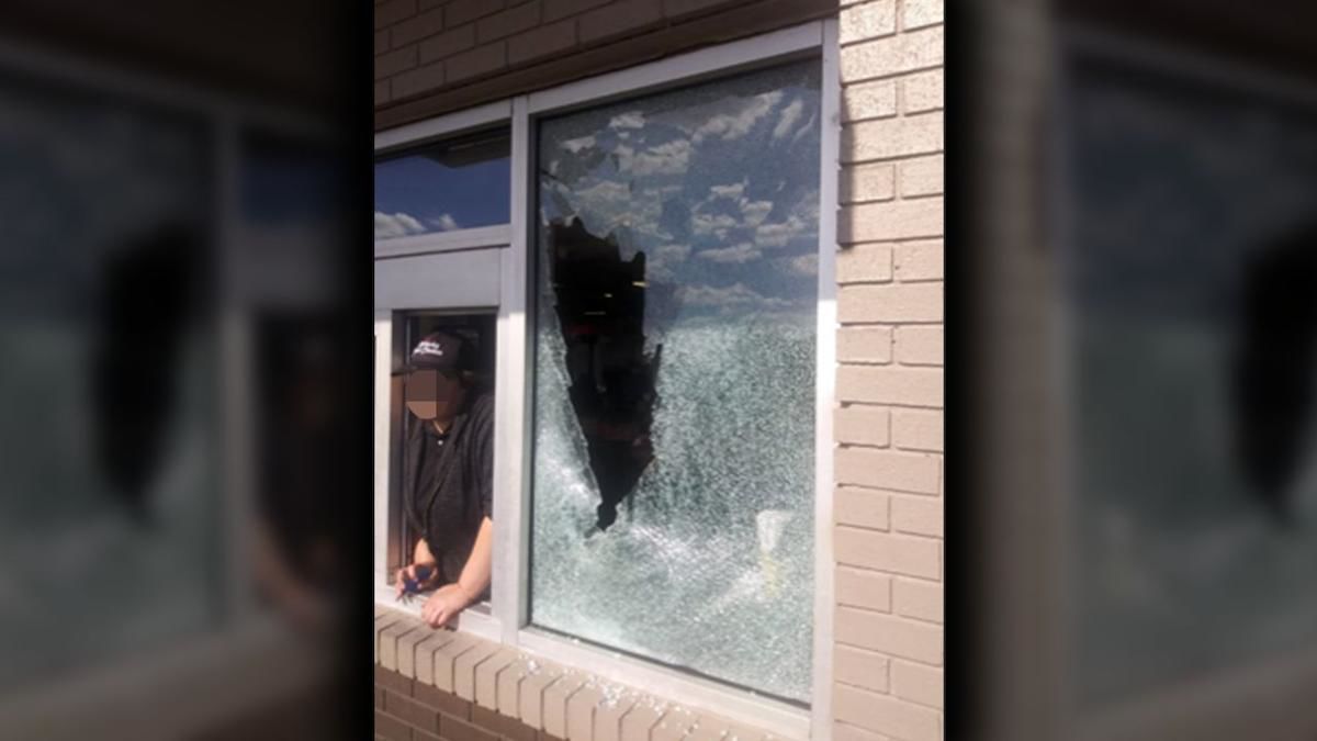 Shelbyville KFC with broken window